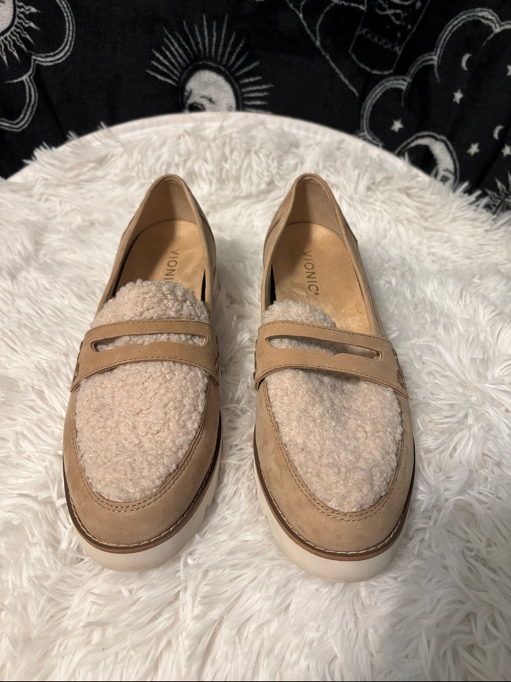 Vionic Women's Beige/Tan Sherpa Penny Loafers size 8.5